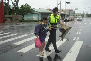 警察暴風大雨無阻! 他一張照片讓人哭了