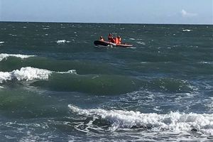 暑假正開始！高雄鳳鼻頭2學生遭浪捲　失蹤少女救起不治