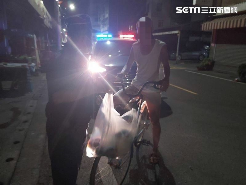內褲光頭男騎著單車，置物籃前的一個透明塑膠袋竟裝了5件女用內衣褲。（圖／翻攝畫面）