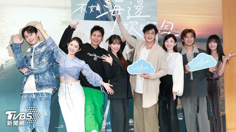 左起顏廷儒、王晴、楊子儀、莊茜佳、導演何潤東、郭雪芙、陳柏霖、吳子霏。（圖／黃城碩攝）