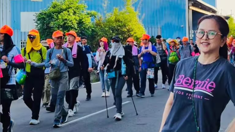 葉蘊儀開心和進香團拍照留念。(圖/翻攝自葉蘊儀IG) 葉蘊儀開心和進香團拍照留念。(圖/翻攝自葉蘊儀IG)