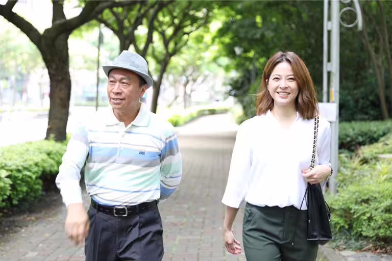 游安順與蘇晏霈這回劇中關係從父女變成董事長與員工。(民視提供) 游安順與蘇晏霈這回劇中關係從父女變成董事長與員工。(民視提供)