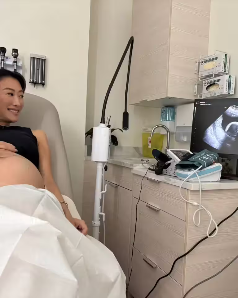 ▲謝婷婷公開多張產檢照片,每張照片都笑得十分燦爛,看得出來很期待二寶的到來。(圖/謝婷婷 IG) ▲謝婷婷公開多張產檢照片,每張照片都笑得十分燦爛,看得出來很期待二寶的到來。(圖/謝婷婷 IG)