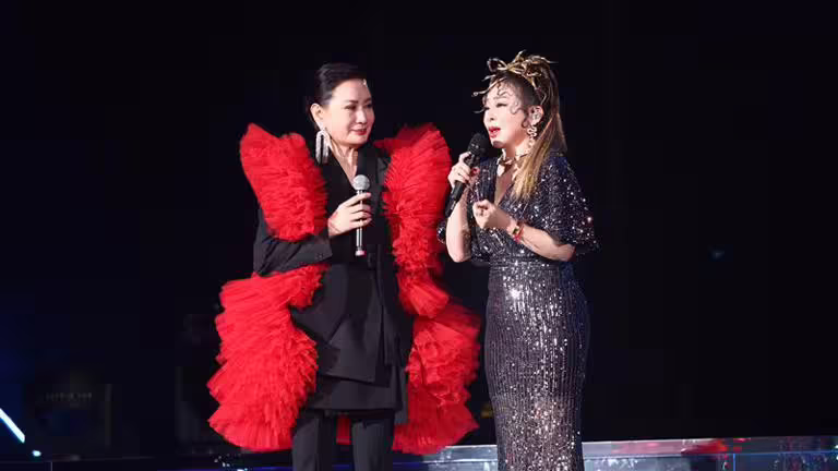 陳亞蘭和王彩樺一起合體AI豬哥亮,重現當年歌廳秀幽默談話場面。(圖/高雄流行音樂中心提供) 陳亞蘭和王彩樺一起合體AI豬哥亮,重現當年歌廳秀幽默談話場面。(圖/高雄流行音樂中心提供)