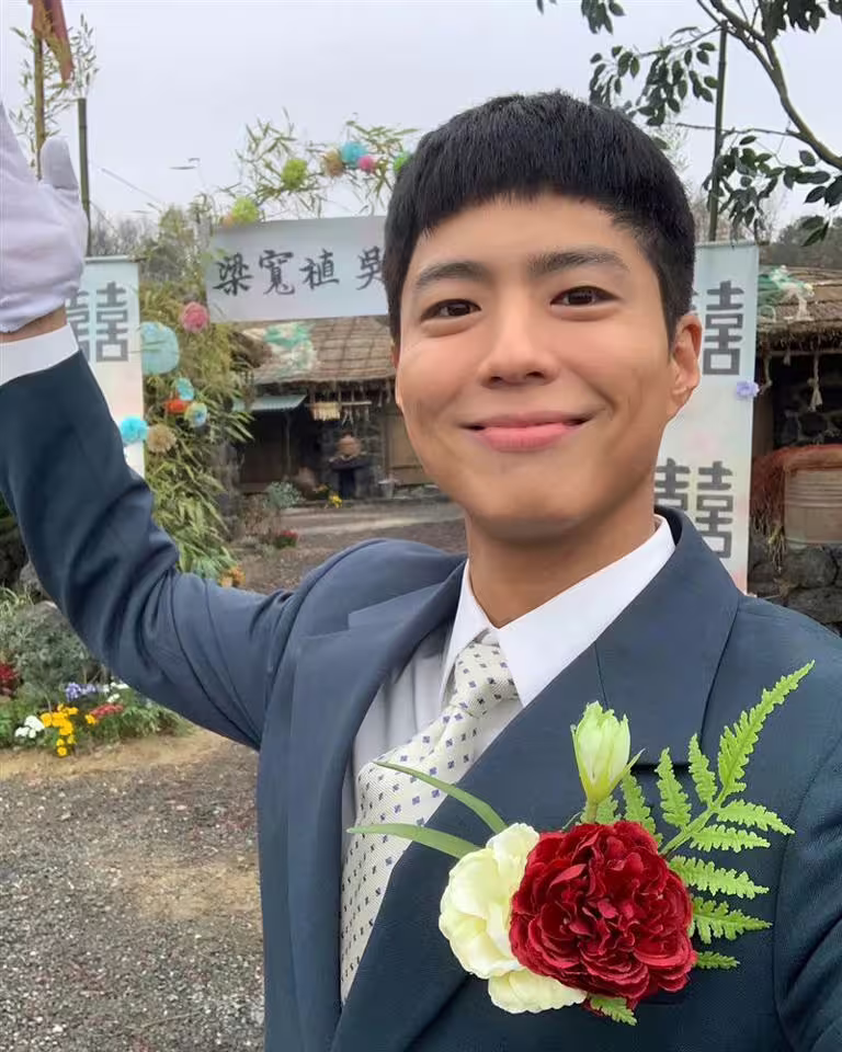 朴寶劍演主角寬植的年輕時期。(圖/翻攝自朴寶劍IG) 朴寶劍演主角寬植的年輕時期。(圖/翻攝自朴寶劍IG)