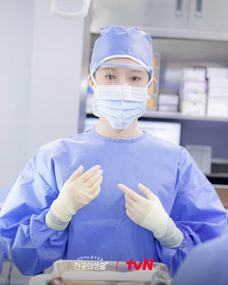 為何頂全妝出現在手術室?《機智住院醫生生活》高允貞親揭妝容考量:打光+色彩校正讓唇色意外搶鏡 為何頂全妝出現在手術室?《機智住院醫生生活》高允貞親揭妝容考量:打光+色彩校正讓唇色意外搶鏡