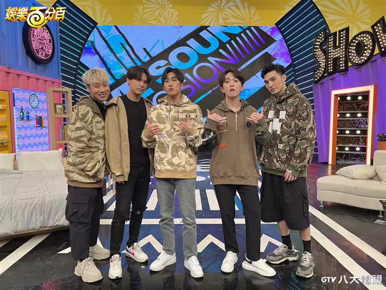 陳零九(左2)曾大談當兵,同團的小賴(左1)、黃偉晉(右1)似乎也受騙。(圖/八大提供) 陳零九(左2)曾大談當兵,同團的小賴(左1)、黃偉晉(右1)似乎也受騙。(圖/八大提供)