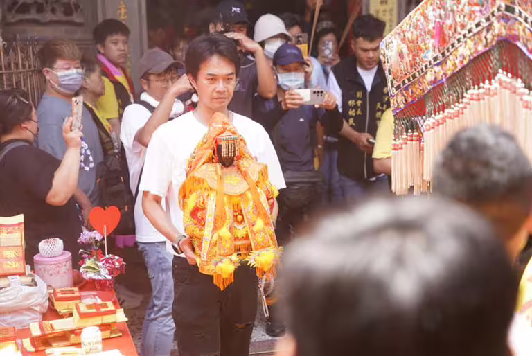 柯大堡手捧白沙屯媽祖。(圖/信徒文化季提供) 柯大堡手捧白沙屯媽祖。(圖/信徒文化季提供)