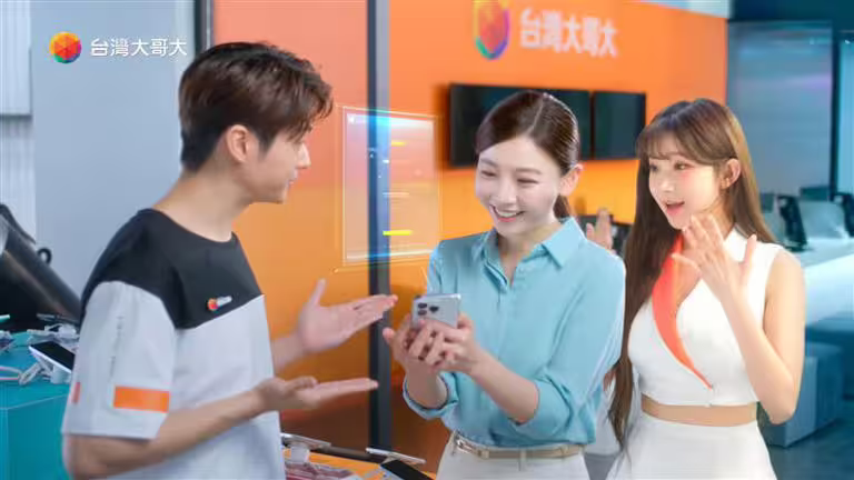 廣告中展現台灣大myfone 門市AI數位科技顧問、AI終端裝置等全場域的AI應用。(圖/台灣大提供) 廣告中展現台灣大myfone 門市AI數位科技顧問、AI終端裝置等全場域的AI應用。(圖/台灣大提供)