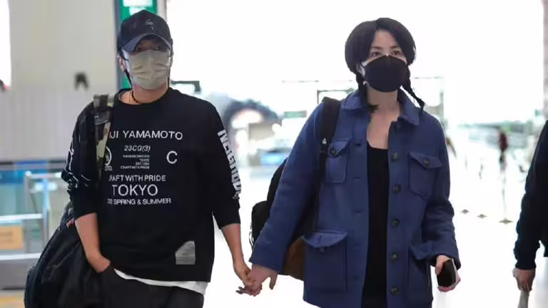 謝霆鋒、王菲不只一次在機場被拍到,2人不避諱眾人眼光大方牽手。(圖/翻攝自娛樂蜀黍微博) 謝霆鋒、王菲不只一次在機場被拍到,2人不避諱眾人眼光大方牽手。(圖/翻攝自娛樂蜀黍微博)