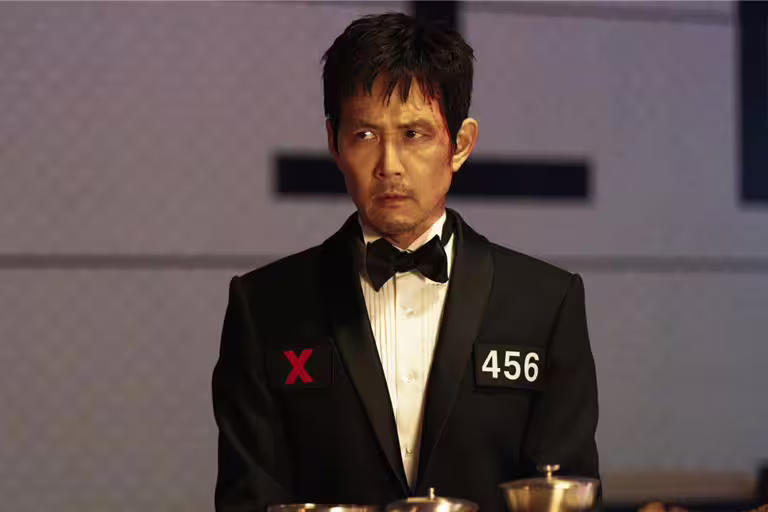李政宰穿456號西裝,預告殘酷的遊戲仍在進行著。(Netflix提供) 李政宰穿456號西裝,預告殘酷的遊戲仍在進行著。(Netflix提供)