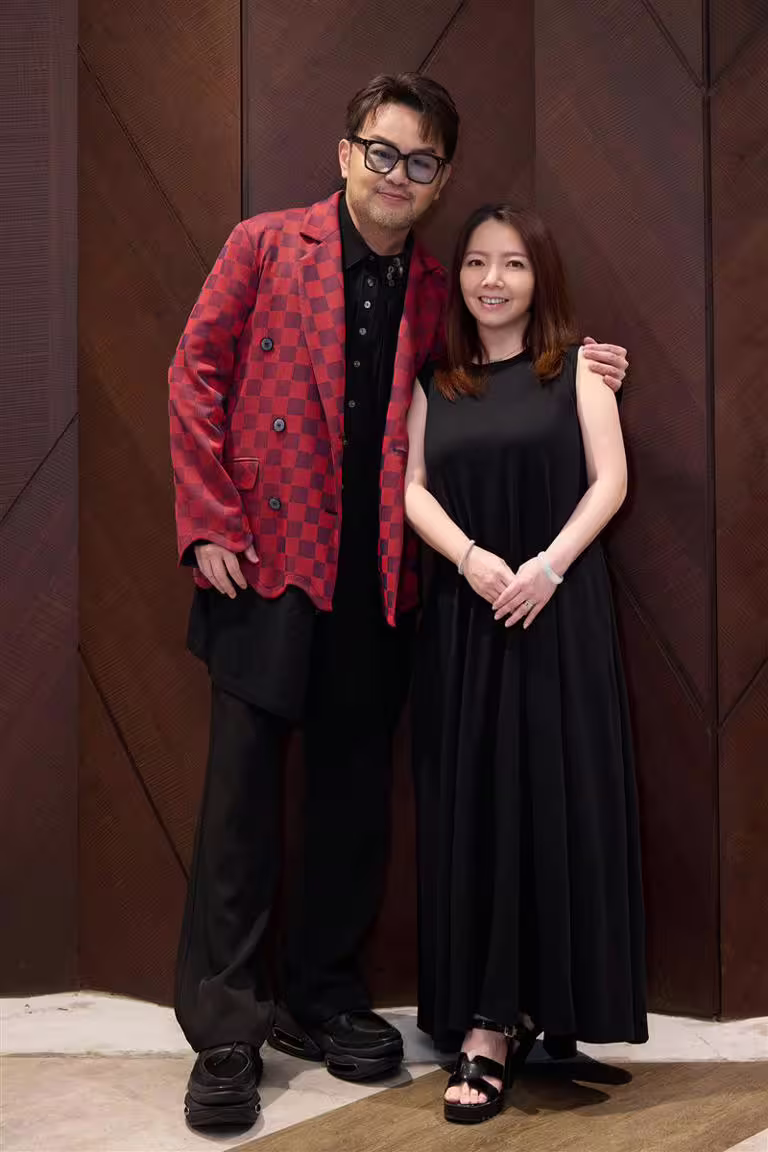 蘇震洋曾是選秀冠軍,婚後與老婆一同創業,同時也是扶輪社的社長。(圖/綵星娛樂提供) 蘇震洋曾是選秀冠軍,婚後與老婆一同創業,同時也是扶輪社的社長。(圖/綵星娛樂提供)