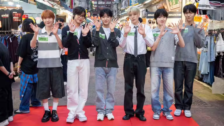 韓國團體「NCT WISH」團員RYO(左起)、RIKU、YUSHI、SION、SAKUYA、JAEHEE上《食尚玩家》逛夜市。(圖/TVBS) 韓國團體「NCT WISH」團員RYO(左起)、RIKU、YUSHI、SION、SAKUYA、JAEHEE上《食尚玩家》逛夜市。(圖/TVBS)