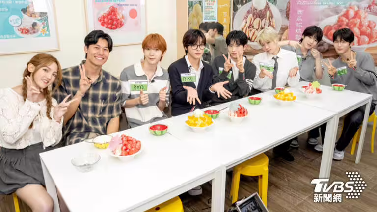 朵拉(左起)、風田招待「NCT WISH」享用清涼消暑的芒果冰。(圖/TVBS) 朵拉(左起)、風田招待「NCT WISH」享用清涼消暑的芒果冰。(圖/TVBS)