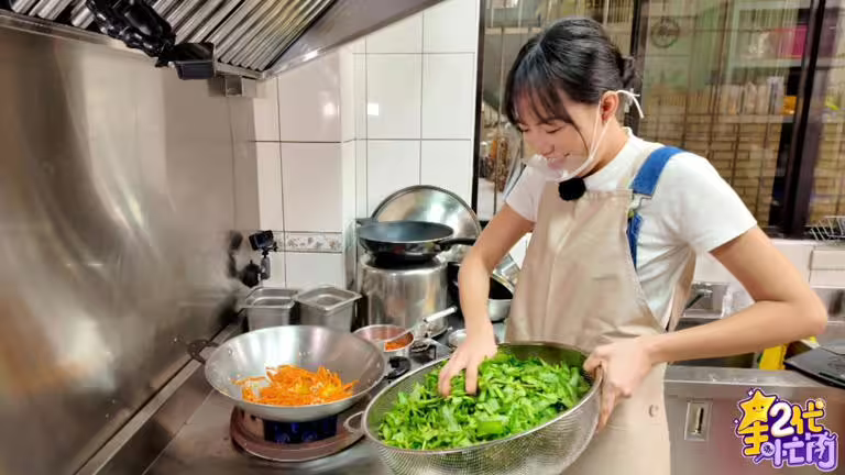 焦曼婷廚藝挑戰。(圖/Yahoo《星二代很忙內》 提供) 焦曼婷廚藝挑戰。(圖/Yahoo《星二代很忙內》 提供)