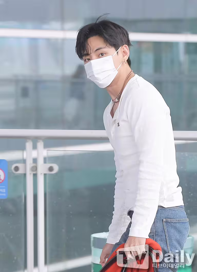 【影片&多圖】BTS V 白衣牛仔褲現身機場引尖叫!退伍後體格大不同,滿滿男性魅力如同行走的畫報 【影片&多圖】BTS V 白衣牛仔褲現身機場引尖叫!退伍後體格大不同,滿滿男性魅力如同行走的畫報