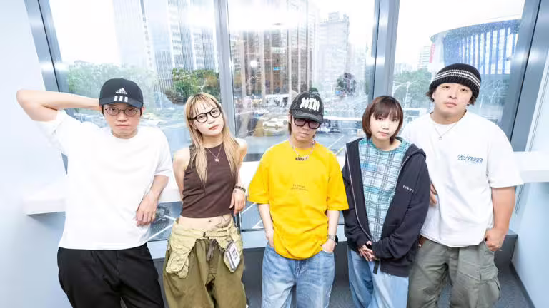 Klang Ruler由貝斯手Kato Takumi(左起)、女主唱Yasuda Chihiro、主唱兼製作人Yonkey、吉他手Gyoshi、鼓手Shimisho組成。(圖/環球音樂提供) Klang Ruler由貝斯手Kato Takumi(左起)、女主唱Yasuda Chihiro、主唱兼製作人Yonkey、吉他手Gyoshi、鼓手Shimisho組成。(圖/環球音樂提供)