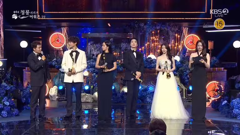 人氣獎由朴寶劍(左起)、惠利、李浚赫、IU獲得。(圖/翻攝自KBS) 人氣獎由朴寶劍(左起)、惠利、李浚赫、IU獲得。(圖/翻攝自KBS)