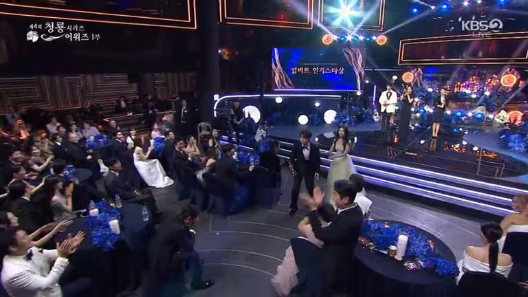 李濬榮趕緊下台將獎盃交給李浚赫。(圖/翻攝自KBS) 李濬榮趕緊下台將獎盃交給李浚赫。(圖/翻攝自KBS)