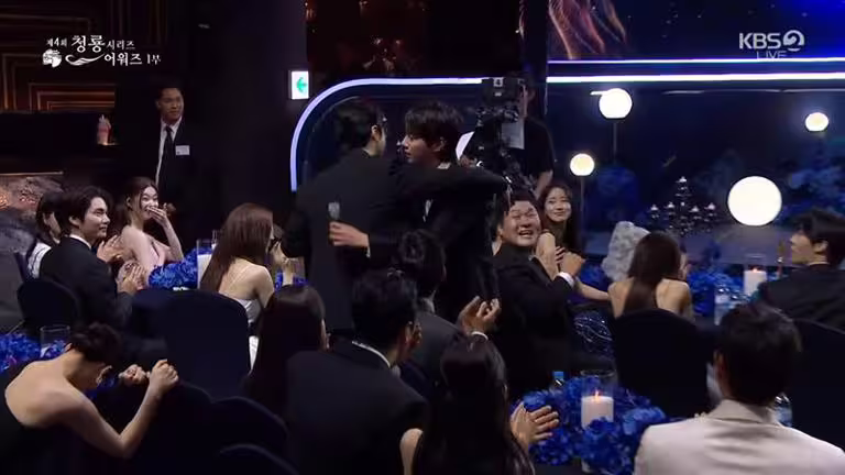 李浚赫、李濬榮(右)相互擁抱。(圖/翻攝自KBS) 李浚赫、李濬榮(右)相互擁抱。(圖/翻攝自KBS)