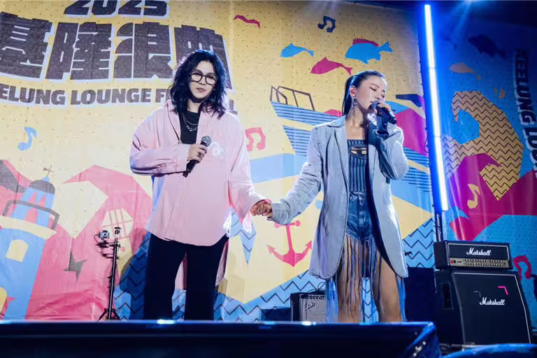 丁噹(右)跟麋先生聖皓一同熱唱。(三立提供) 丁噹(右)跟麋先生聖皓一同熱唱。(三立提供)