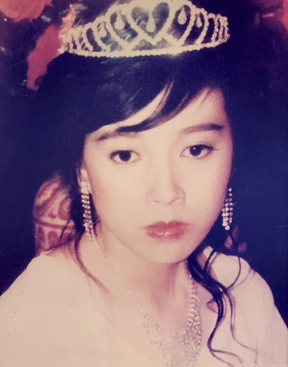 許純美頭戴閃亮皇冠、搭配垂墜耳環及項鍊，神情帶著幾分少女的嬌羞。圖／許純美提供