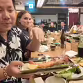 拍片吃美食　YTR同桌「好萊塢巨星」沒發現！網全急了：快回頭啊
