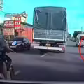 男女鬼切超車失敗　自撞倒地遭後車輾過