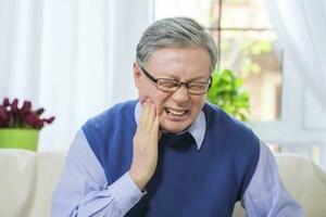 掉牙和壽命有關係？60歲後，還剩多少牙齒才算正常？答案來了