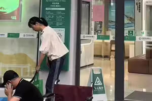 急需領錢救命！行員堅持「本人到場」　重病婦慘死銀行門口