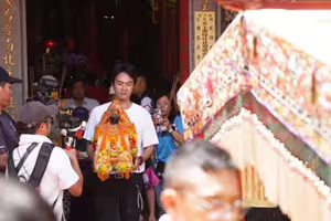 超大咖男星手捧白沙屯媽祖！顯神蹟大感動 挺過人生低谷翻轉事業