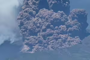 (影) 驚悚逃命瞬間全都錄！義埃特納火山突噴發 40多遊客現場驚慌狂奔