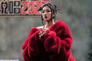 《新說唱》明星製作人曝光！她回歸「開嗆熱狗」 選手不滿爆火藥味