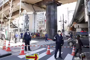 日本市區「10公尺黑色巨物」突衝出地面　警方急封鎖！震撼畫面曝