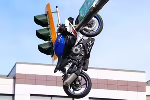 罕見車禍！「機車噴飛掛紅綠燈」傷者情況曝光