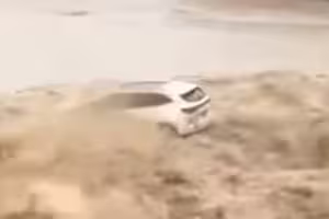 中國大橋又坍塌　白色轎車「墜河遭沖走」