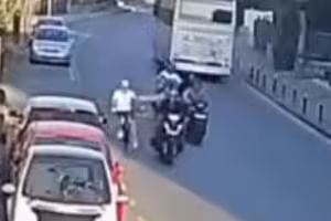 6少年高速騎車推人　單車老翁遭猛推重摔