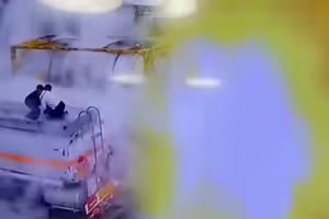 油罐車突冒白煙　瞬間大爆炸陷火海