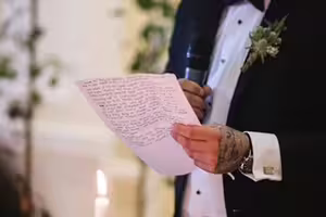 伴郎致詞一半「下跪求婚」女主角答應了！全場賓客嗨爆　新郎氣到走人