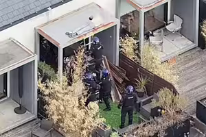 通緝犯累了睡屋頂 警察趁虛而入慘了 通緝犯累了睡屋頂 警察趁虛而入慘了