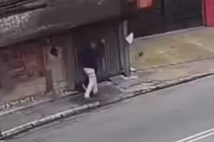 房屋外牆突整片掉落　老翁走一半被活埋