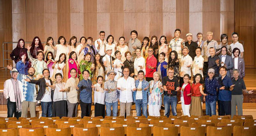 中華音樂人交流協會日前邀眾民歌手重回中山堂拍團體照，『民歌五十演唱會』明年台北小巨蛋情人節連唱三天