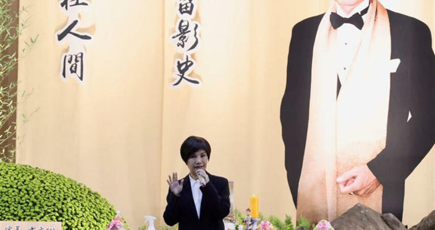​林千鈺「雙眼紅腫」送別石英 讚父「勇士」淚喊：做您女兒很幸福！