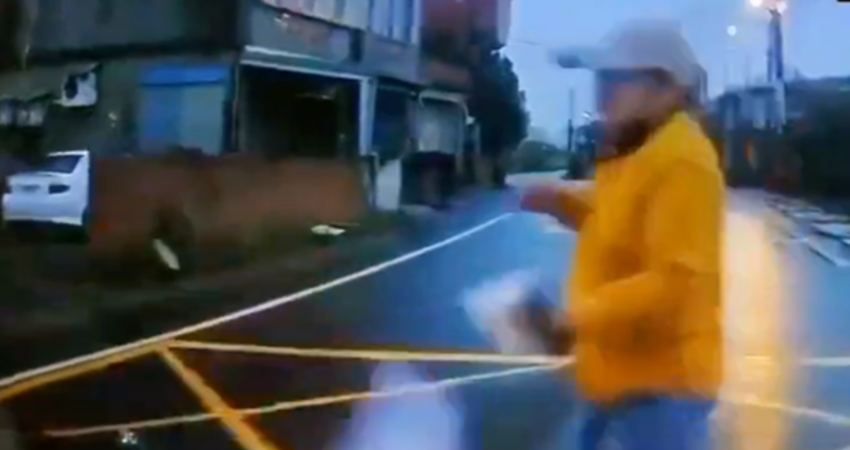 驚悚片！桃園婦邊吃早餐邊穿越馬路 慘遭轎車撞飛