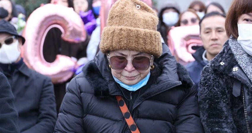 李玟50歲冥誕金寶山揭幕紀念碑！媽媽當場痛哭失聲 兩位姊姊悲慟相擁