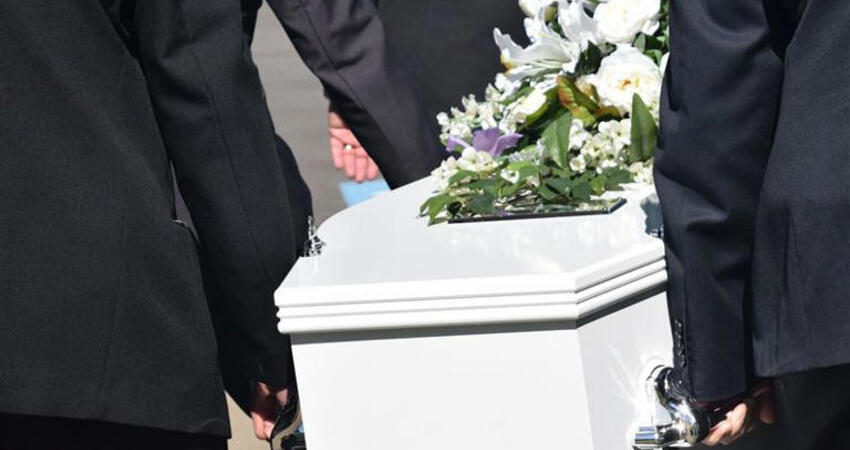 驚呆！死後40分鐘「復活還可坐起」85歲阿嬤還魂後變5歲女童