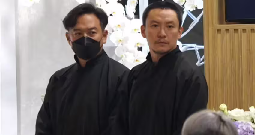 直擊／張震痛失媽媽！與哥張翰擁抱送母 林利霏低頭淚崩