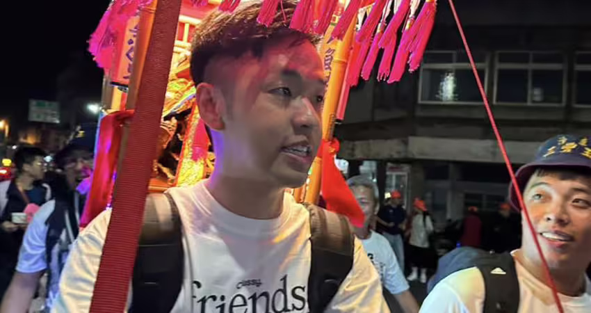 白沙屯媽祖急奔！男星揪辣妻徒步30km鐵腿 曝香燈腳暖舉：台灣人善良