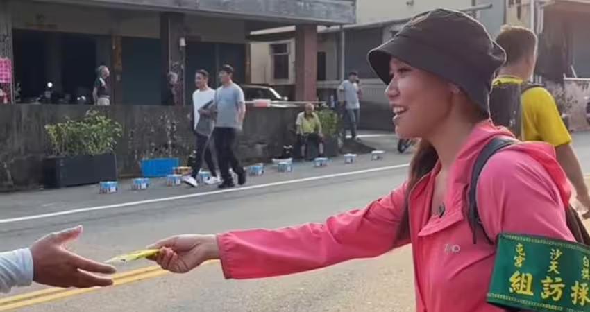 超大咖女星藏身白沙屯媽祖進香！奪金鐘還願發結緣品 害羞被認出來了
