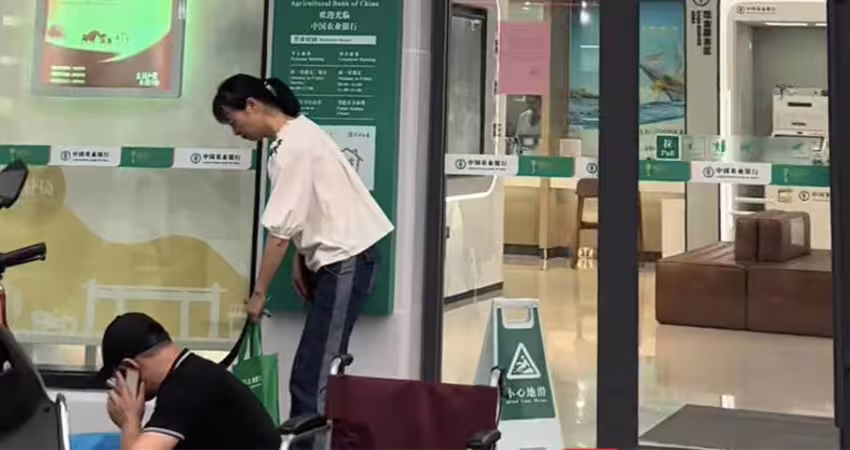 急需領錢救命！行員堅持「本人到場」　重病婦慘死銀行門口